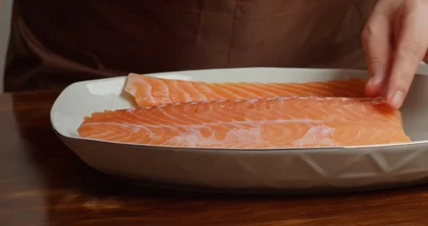 Preparing the salmon: Remove the bones from the fillet with a piercer. Season Vidéo 327146206