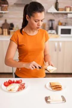 Preparing the sandwich for breakfast 库存照片