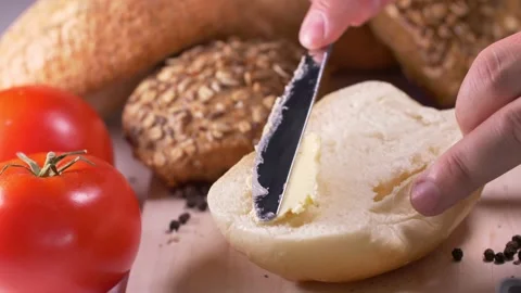 Preparing sandwich on breakfast table full of vegtables.  Vidéo 138294655