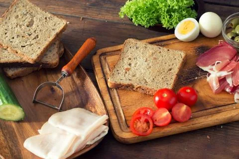 Preparing a sandwich in the kitchen 库存照片