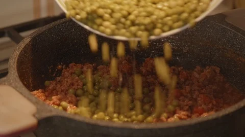 Preparing sauce with fresh peas Stock Footage 125673660