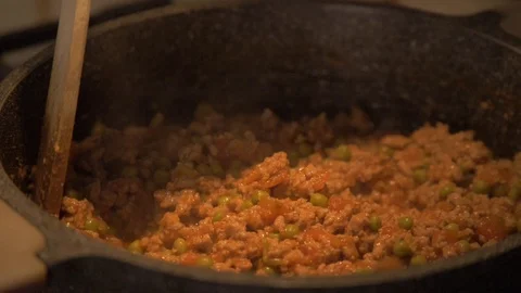 Preparing sauce with fresh peas - slow motion Stock Footage 125802643