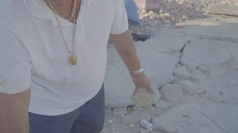 Preparing a shell 動画素材 112258803