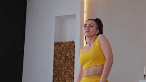 Preparing the shoulder torso for exercise Vidéo 175815042