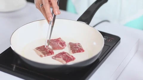 Preparing Sliced Beef Ribs for Grilling in a Bright Kitchen Setting Vídeo Stock 334915683