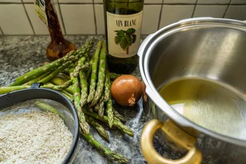 Preparing some Risotto rice with asparagus, onion and white wine. Pan with ol Foto stock