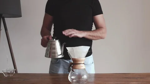 Preparing speciality coffee with an alternative method 動画素材 73847999