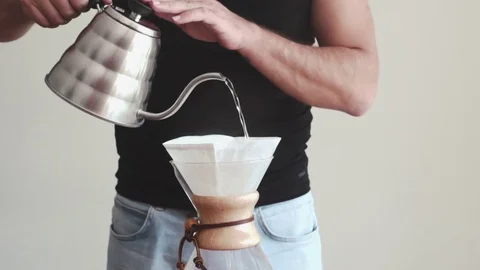 Preparing speciality coffee with an alternative method 動画素材 73848786