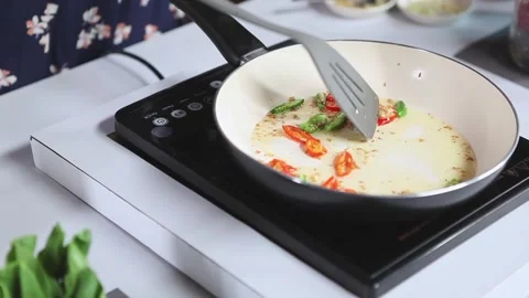 Preparing Spicy Base with Red and Green Chilies on Induction Stove Видео 334915553