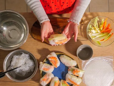 Preparing spring rolls with shrimp and vegetables in a home kitchen Foto stock