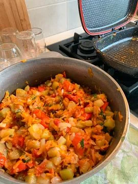 Preparing squash caviar in the kitchen using a blender, a pot, and a bowl. To Foto stock