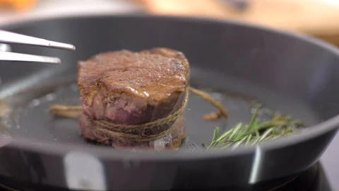 Preparing steak filet mignon with butter and rosemary Vídeo Stock 106923528