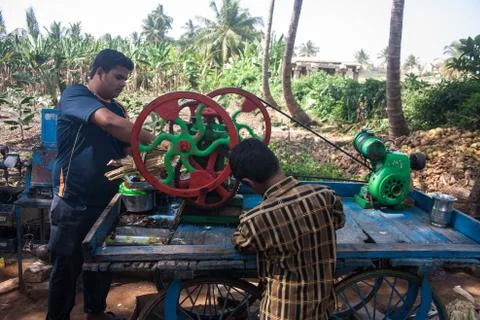 Preparing the sugar juice drink machine Foto stock