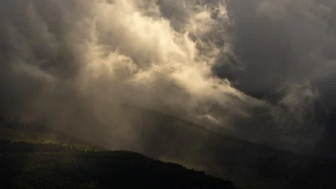 Preparing for a summer storm in timelapse Video stock 135758203