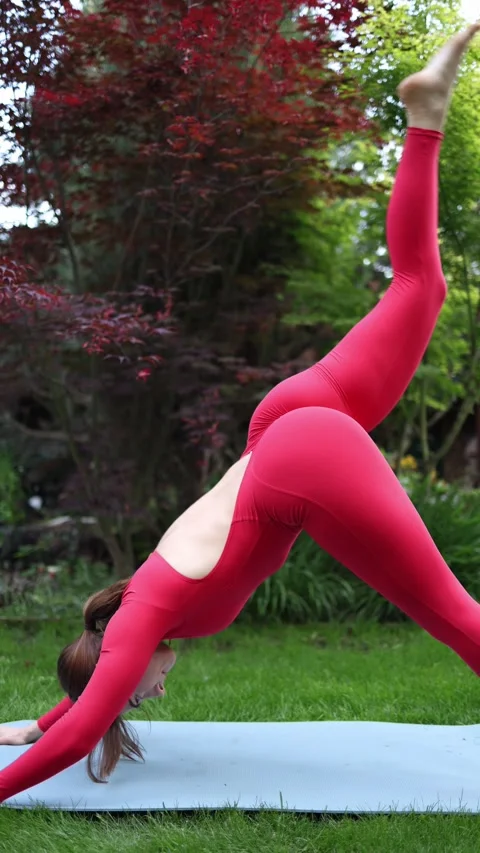 Preparing for summer with yoga Vidéo 336527369