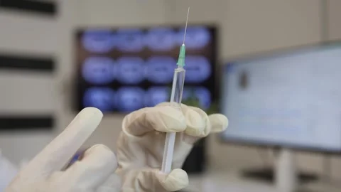 Preparing syringe before injection Видео 335171801