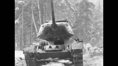 Preparing for a tank battle Vídeos de archivo 172204346