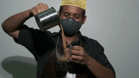 Preparing Teh Tarik Slowmo Stock Footage 138905510