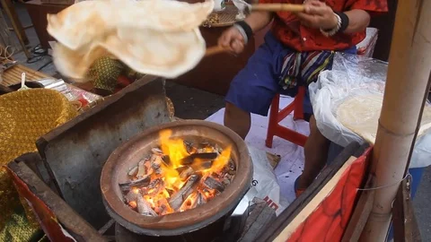 Preparing Thai crispy rice cracker, Thai street food Video stock 77730721