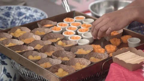 Preparing Thai sweet dessert for customer. Video stock 111543152