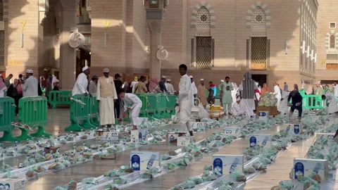Preparing Thousands of Meals for Fasting Pilgrims at Al-Masjid an-Nabawi Vídeo Stock 321374785