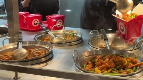 Preparing Togo Order at Panda Express Chinese Kitchen Stockbeeldmateriaal 326007335