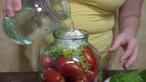 Preparing tomatoes in a jar Video stock 211368280