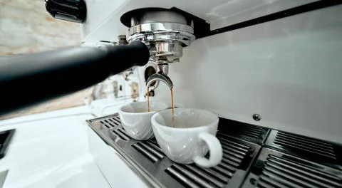 Preparing two cups of coffee on an espresso machine in a coffee shop. Foto stock