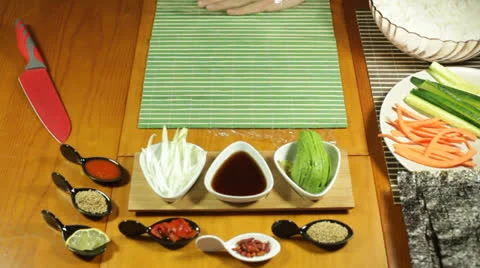 Preparing Uramaki Sushi 库存影片 22631947