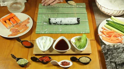 Preparing Uramaki Sushi 库存影片 22633241