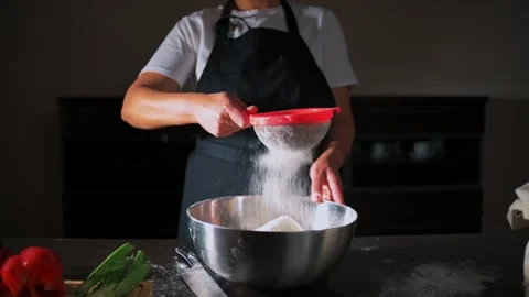 Preparing Vegan Lasagna: Sifting Flour for a Delicious Homemade Italian Meal Vidéo 332770510