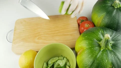 Preparing vegetable salad.Cut with a large knife and green pepper. 스톡 동영상 137317818