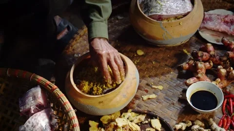Preparing Vu Dai clay-pot braised fish in Ninh Binh, Vietnam Vídeos de archivo 344789721