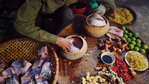 Preparing Vu Dai Village Braised Fish with Fresh Ingredients in Ninh Binh, Vietn Vídeos de archivo 344789703
