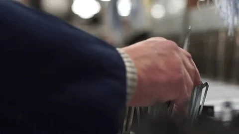 Preparing weaving machine in the textile industry. Видео 72595069