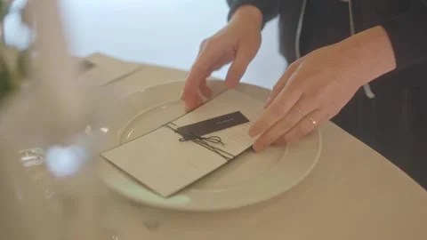 Preparing the wedding reception. Placing the menu and welcoming the guests Video stock 277559559