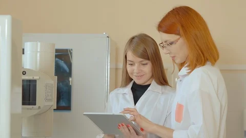 Preparing an x-ray apparatus for work. Vidéo 114156449