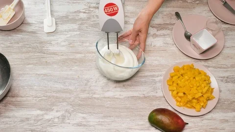 Prepearing of tasty receipt of mango pie with cream Vídeo Stock 94159658