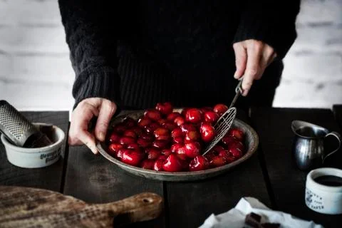 Prepping cherries Foto stock