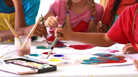 Preschool class painting at table in classroom Vidéo 40401627