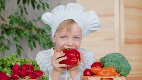 Preschooler with chief hat sorting and exploring the healthy food 库存影片 74561352