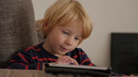 Preschooler with a tablet computer Stockbeeldmateriaal 69208146