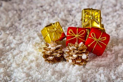 Present and pinecon in the snow Foto stock