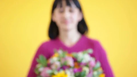 Present the bouquet nice lady ! Video stock 124664047