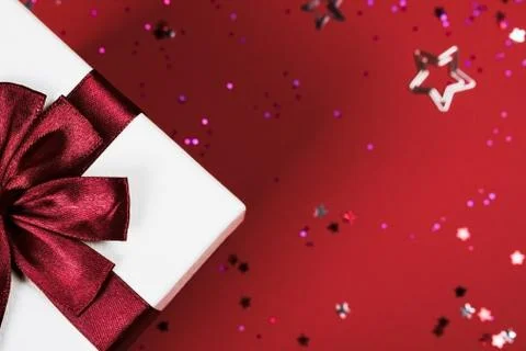 Present box on red background. Foto stock