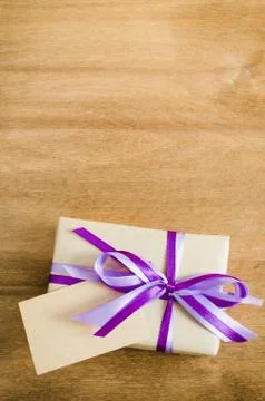 Present with Empty Tag on Wooden Background. 스톡 사진
