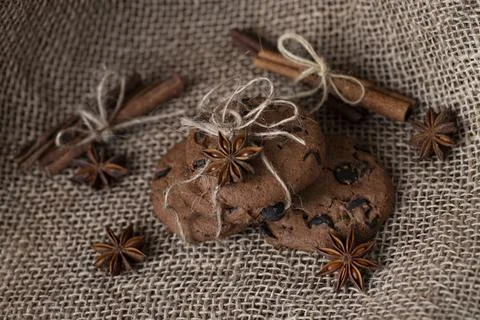 Present in the form of brown biscuits with chocolate and spices on a backgrou Foto stock