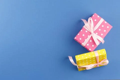 Present in gift paper on the table. Foto stock