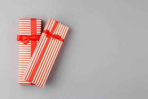 Present in gift paper on the table. Foto stock