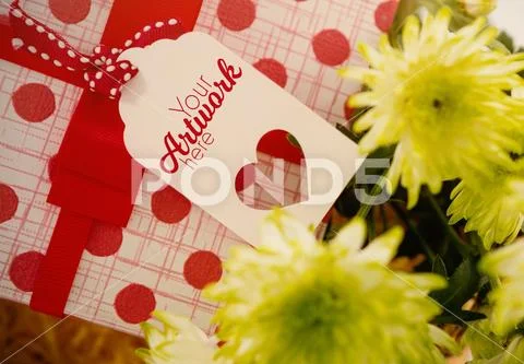 Present with label tag with yellow flower template Plantilla PSD